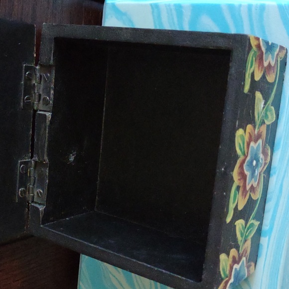 Earthbound Trading Co Beautiful Floral Hand painted Trinket Box - Picture 5 of 6